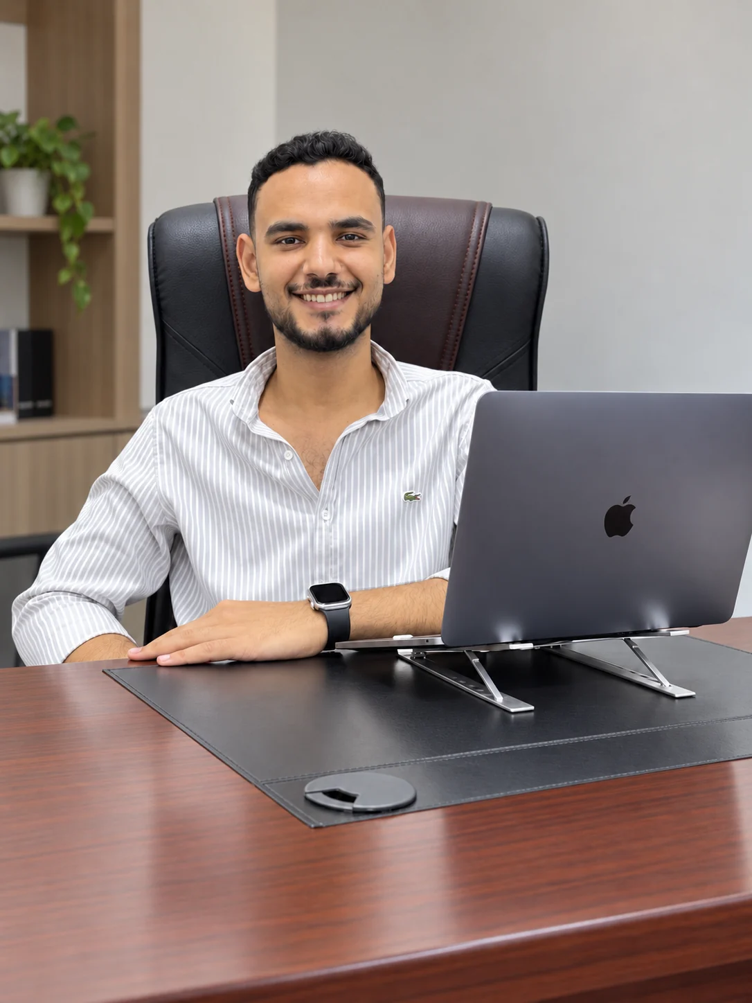 حسام حسن جالس في مكتبه أمام جهاز لابتوب
